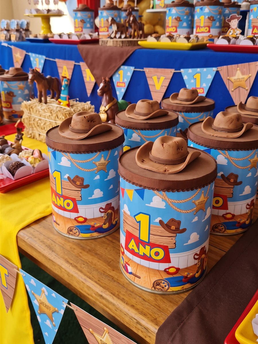 Tema aventura com brinquedos